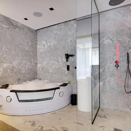 Couples Getaway Unit With Jacuzzi - Center