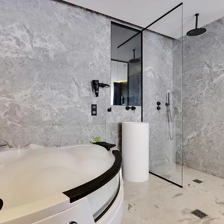 Couples Getaway Unit With Jacuzzi - Center * Paris